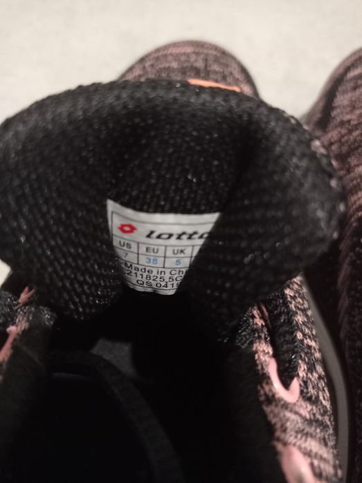 Продам кроссовки женские,