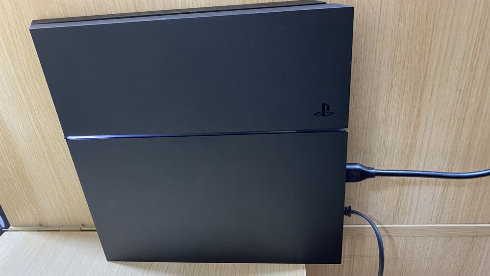 PlayStation 4. Игра в подарок. Обслуженая.