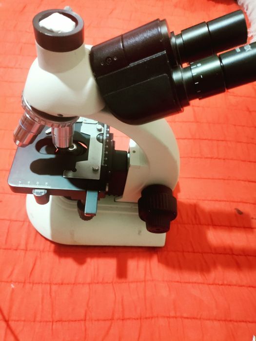 Microscópio profissional