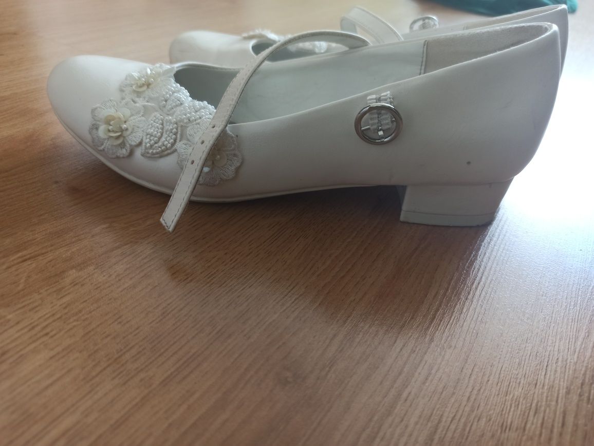 Buty komunijne i wianki.