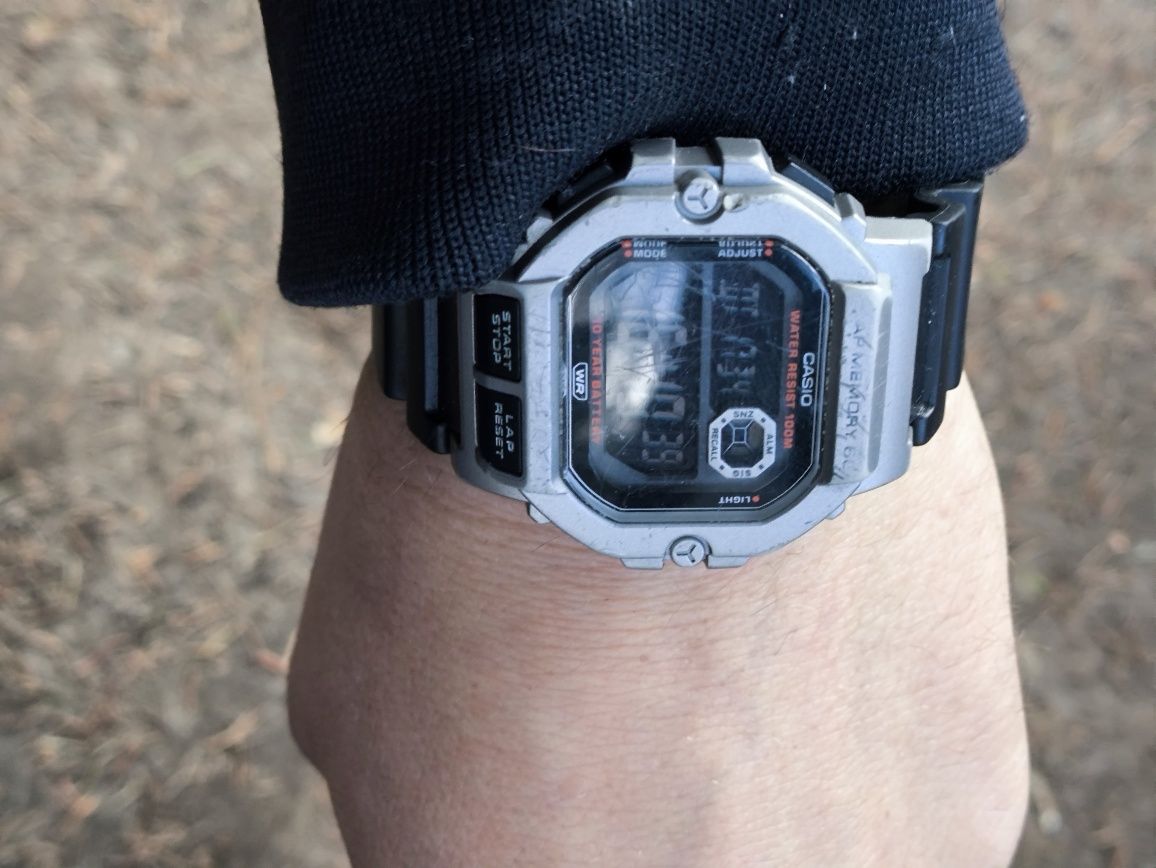 Stary zegarek elektroniczny casio WS 1400-H.
