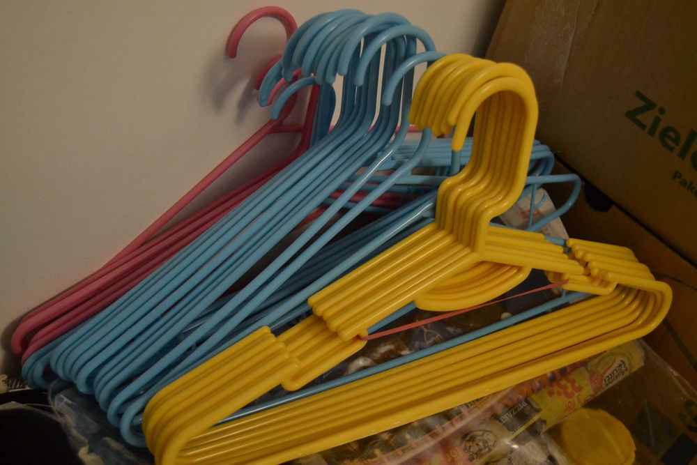 Plastikowe wieszaki na ubrania rozmiar dla dorosłych:) - 30 sztuk