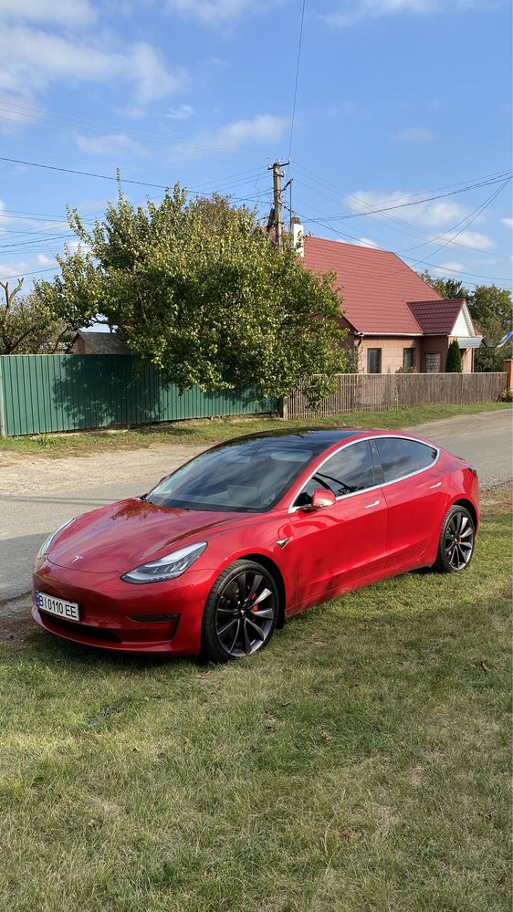 Європа. Tesla Model 3 Performance