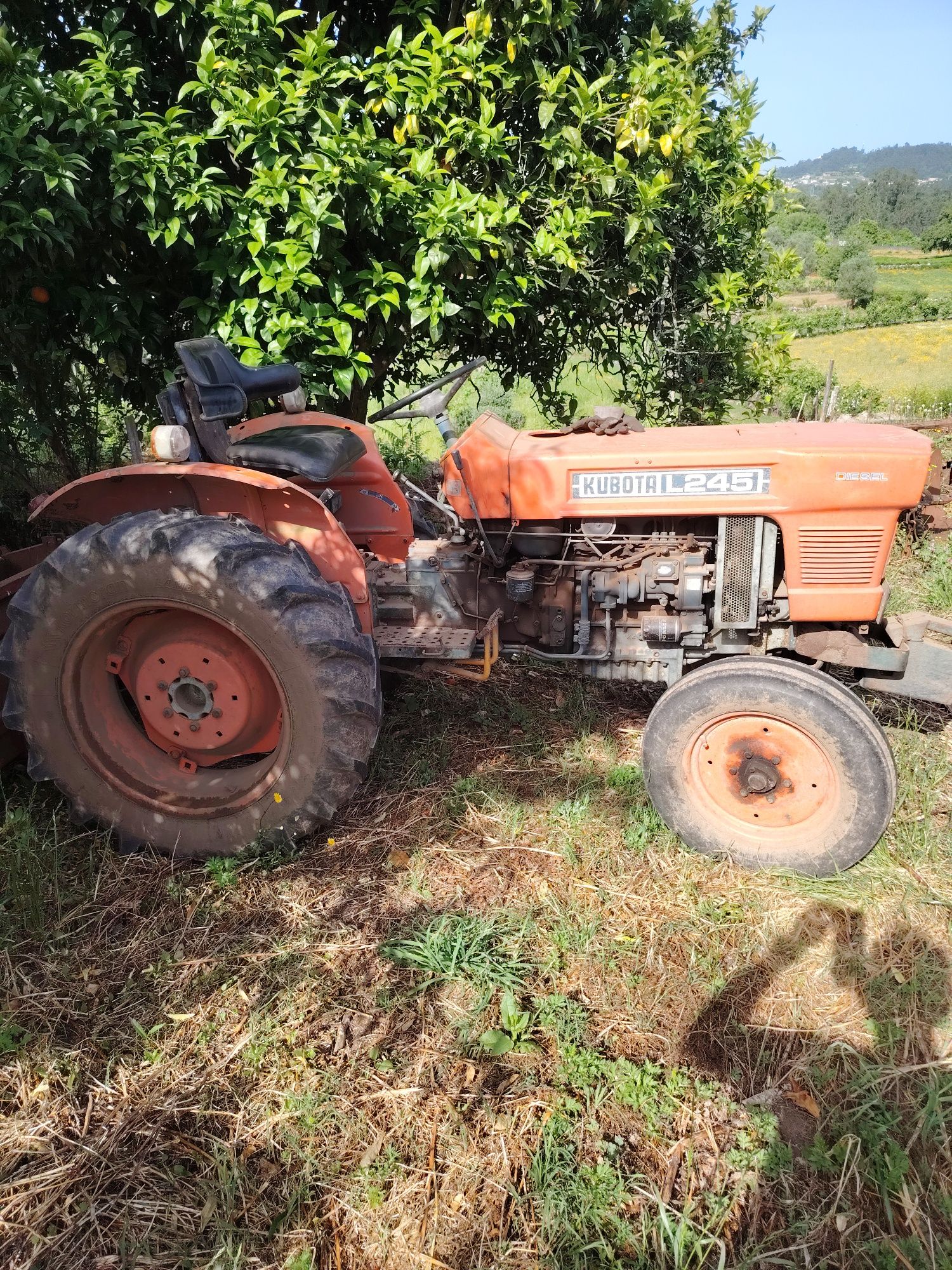 Kubota L245 com Alfaias