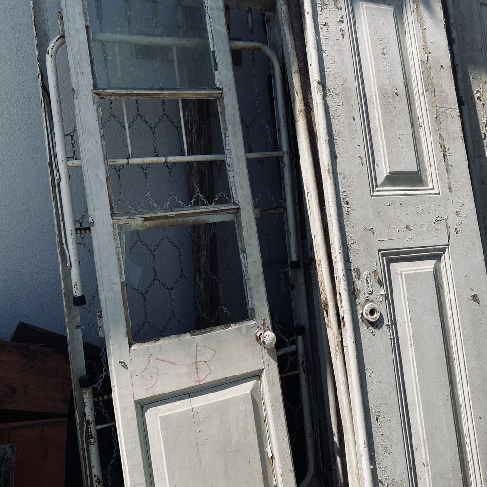 Portas antigas com puxadores em porcelana