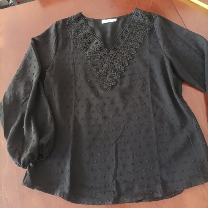 Bluzka z haftowanym kołnierzykiem