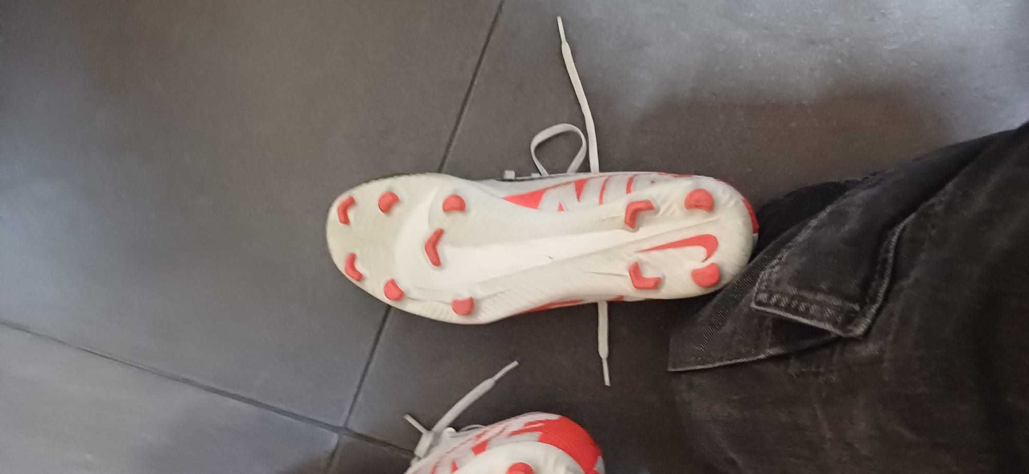 Chuteiras Nike "Mercurial"  tamanho 40