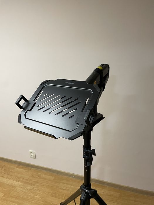 Стійка на колесах для ноутбука