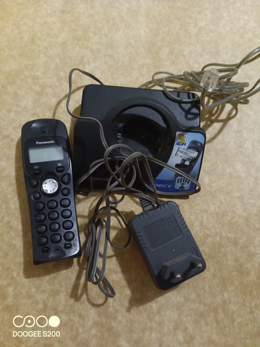 Продам п'ять стаціонарних телефонів. Один з USB