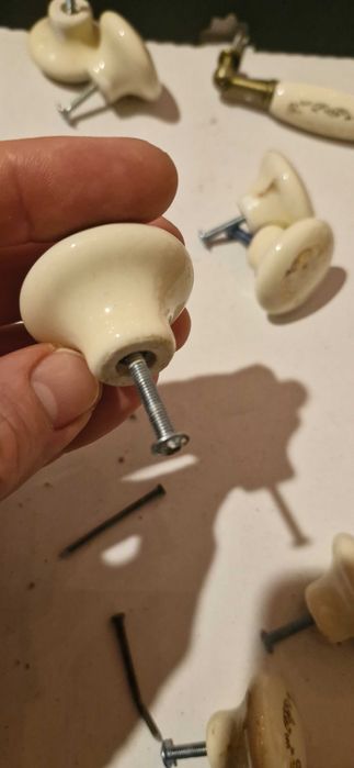 Uchwyt/gałka do szafki