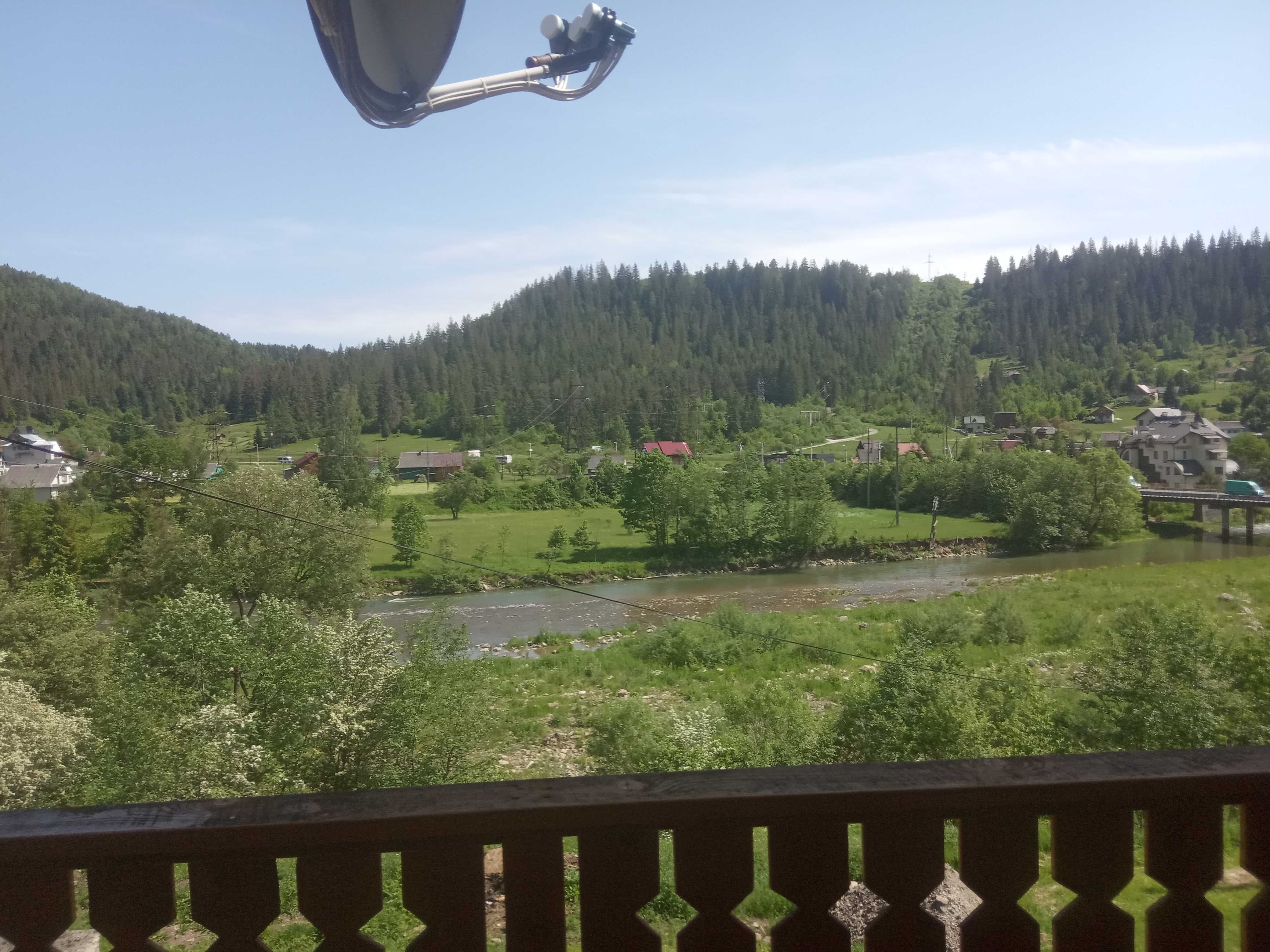 Здається котедж або кімнати .В Карпатах на березі р.Прут м.Яремча