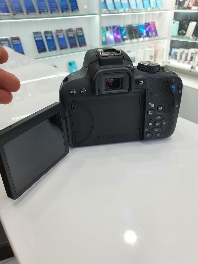 Дзеркальний фотоапарат  Canon EOS 800D kit
