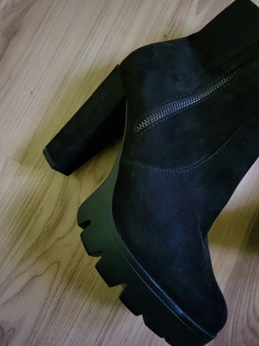 Nowe zamszowe czarne botki na słupku i platformie BullBoxer