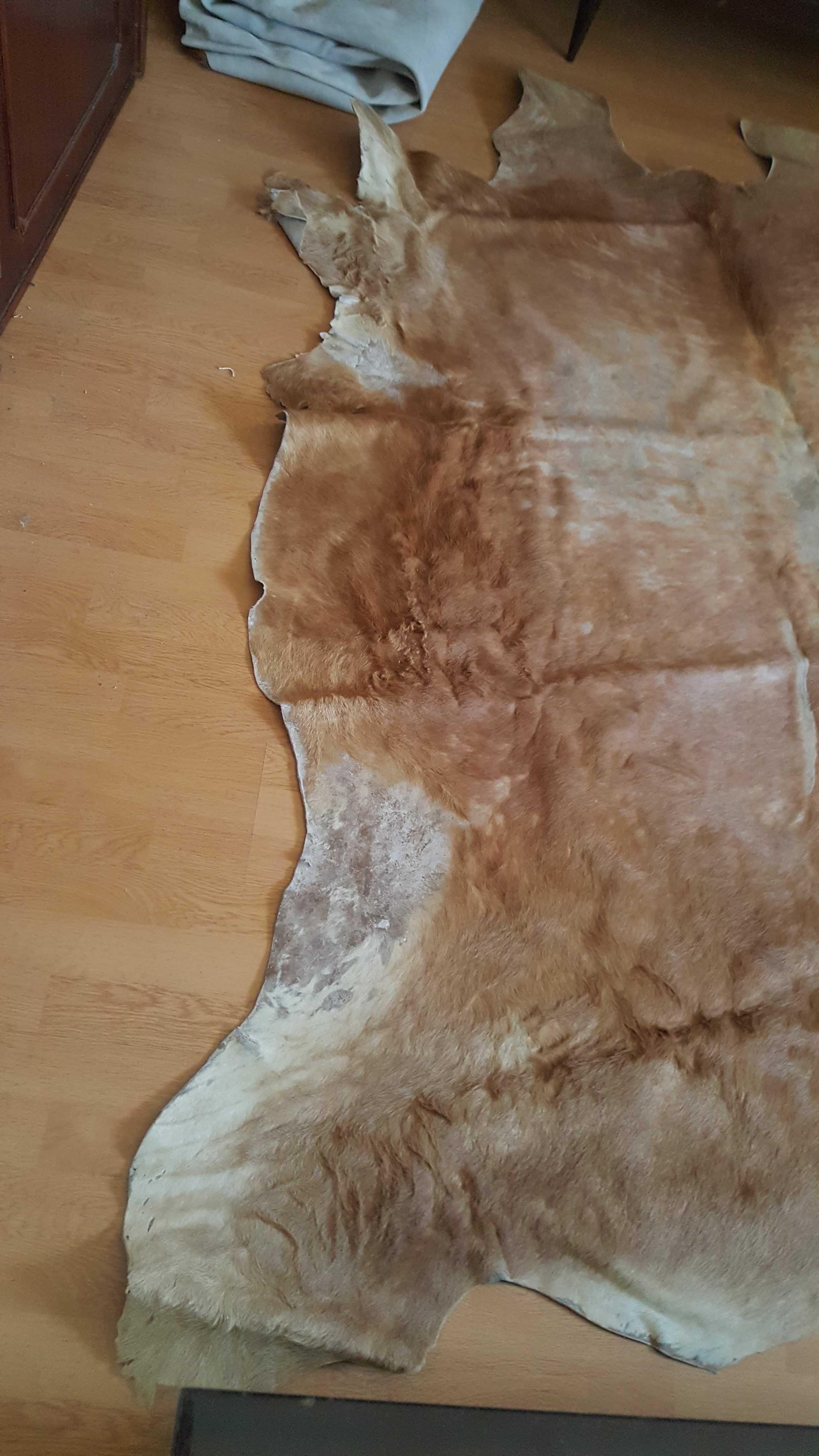 Carpete em pele de vaca, cor castanho claro, 2 m por 1,60m