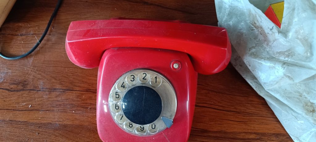 Telefon z czasów PRL antyk