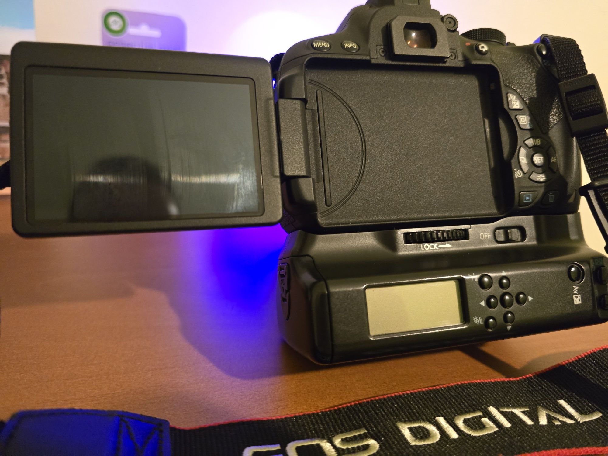 Canon EOS 700D + Lente 18-135mm + Grip + 3 baterias
