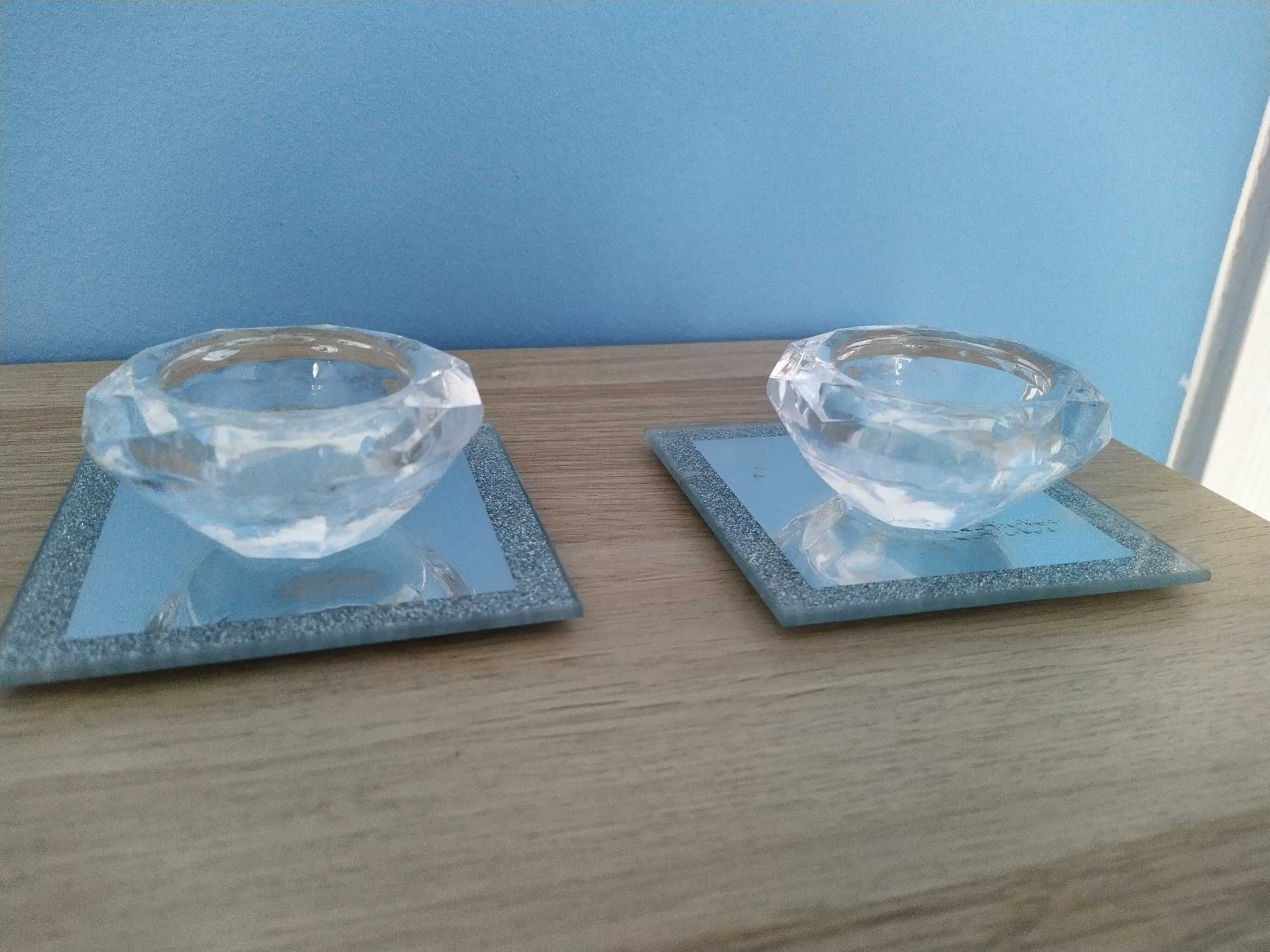Dwa szklane świeczniki