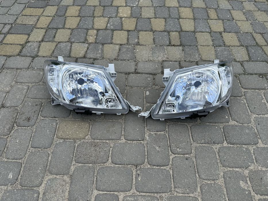 Фара Toyota Hilux 2008-2011