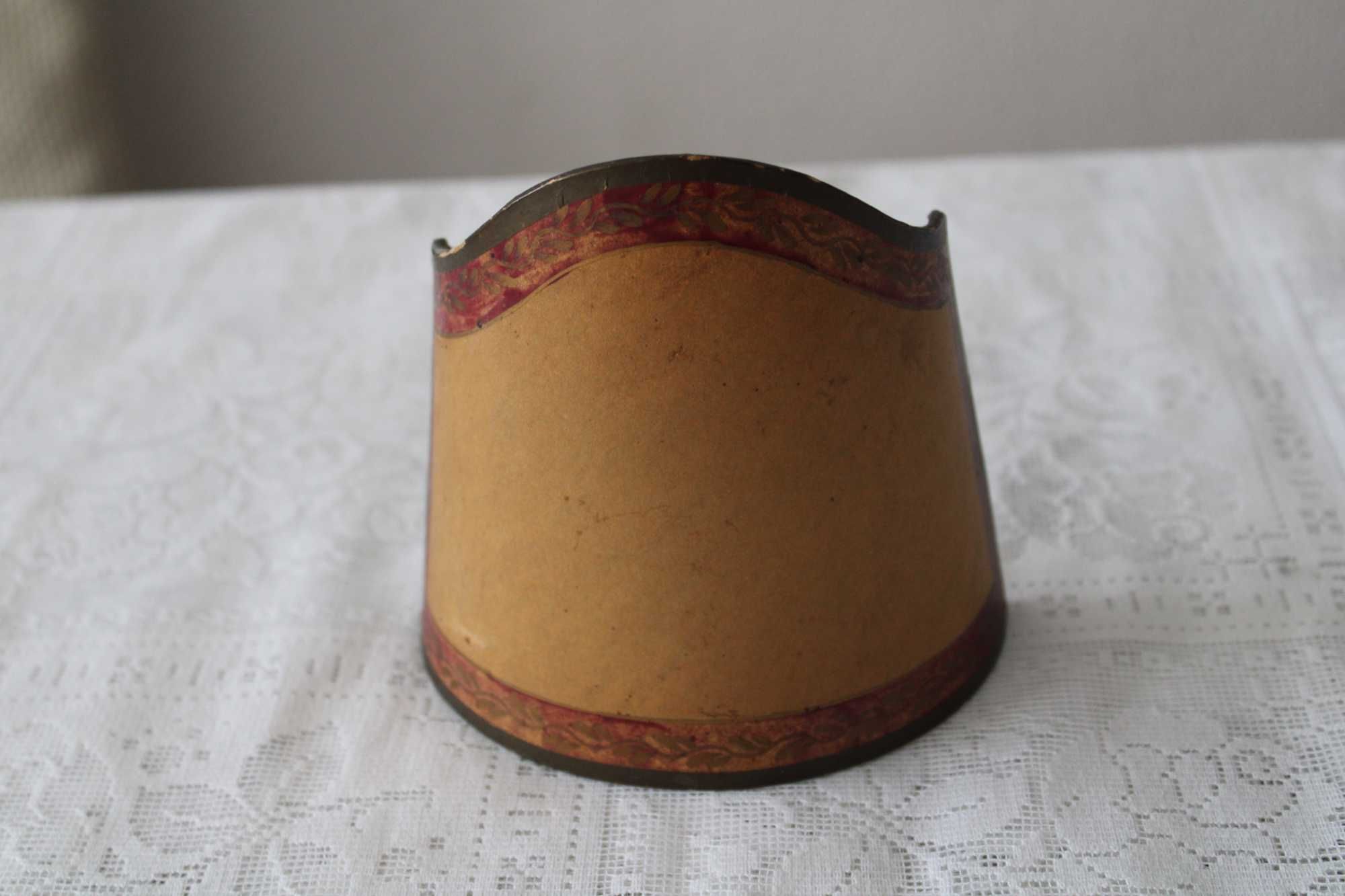 Castiçal em metal amarelo, seculo XVll, eletrificado com abajur