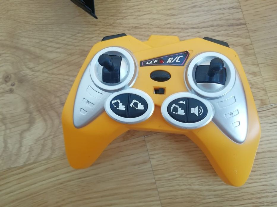 Экскаватор на пульте управления звук свет дым