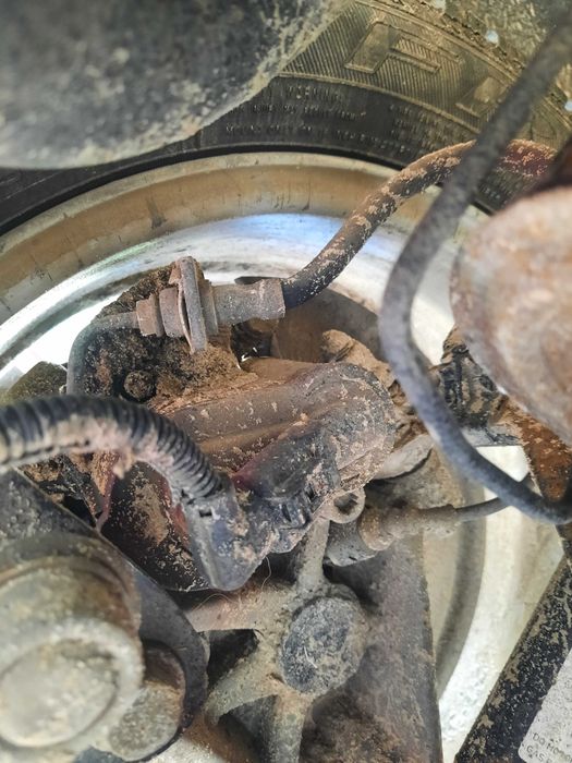 zacisk hamulcowy tył elektryczny Volkswagen Passat B6 1.9 TDi