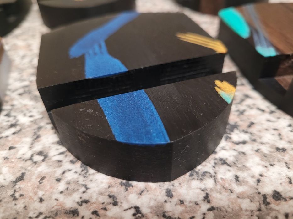 Підставка для телефона, планшета. З мореного дуба та епоксидної смоли.