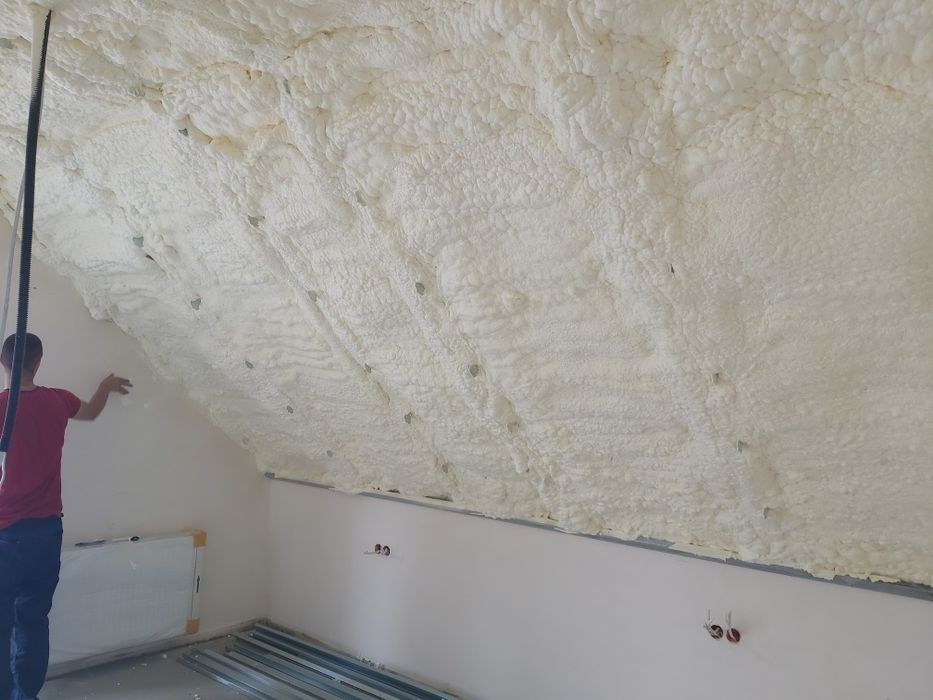 Ocieplanie piana PUR celuloza ocieplenie poddaszy izolacja domu stropu