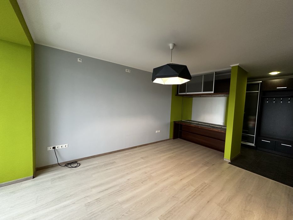 Продається простора 2-кімнатна квартира з коморою біля центру міста!