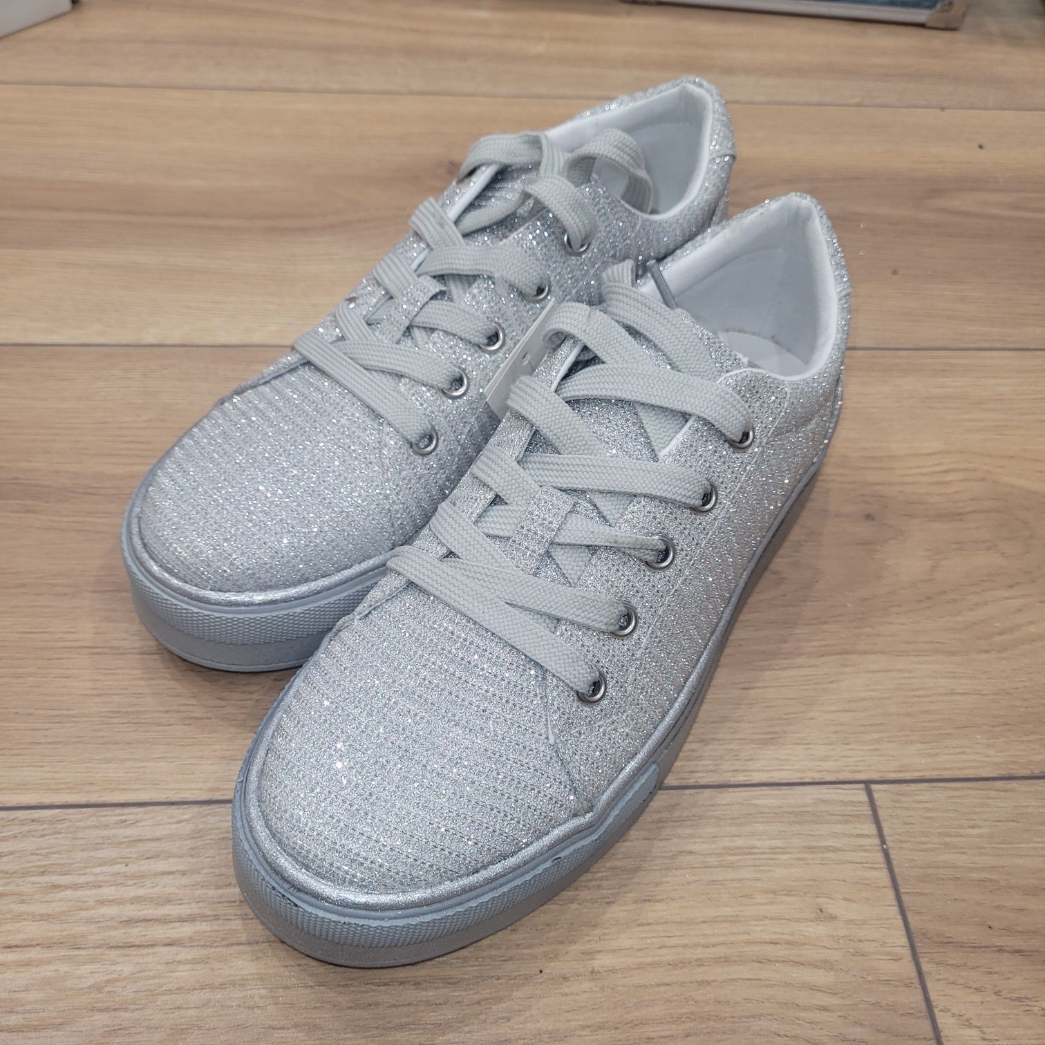 Buty  srebrne błyszczace quazi 38 nowe