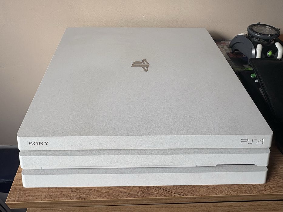 PlayStation 4 Pro 1TB – 2 pady, pełne okablowanie, oryginalne pudełko
