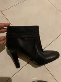 Botas pretas em pele da Massimo Dutti (Tam 37)