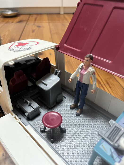 Auto z boksem schleich