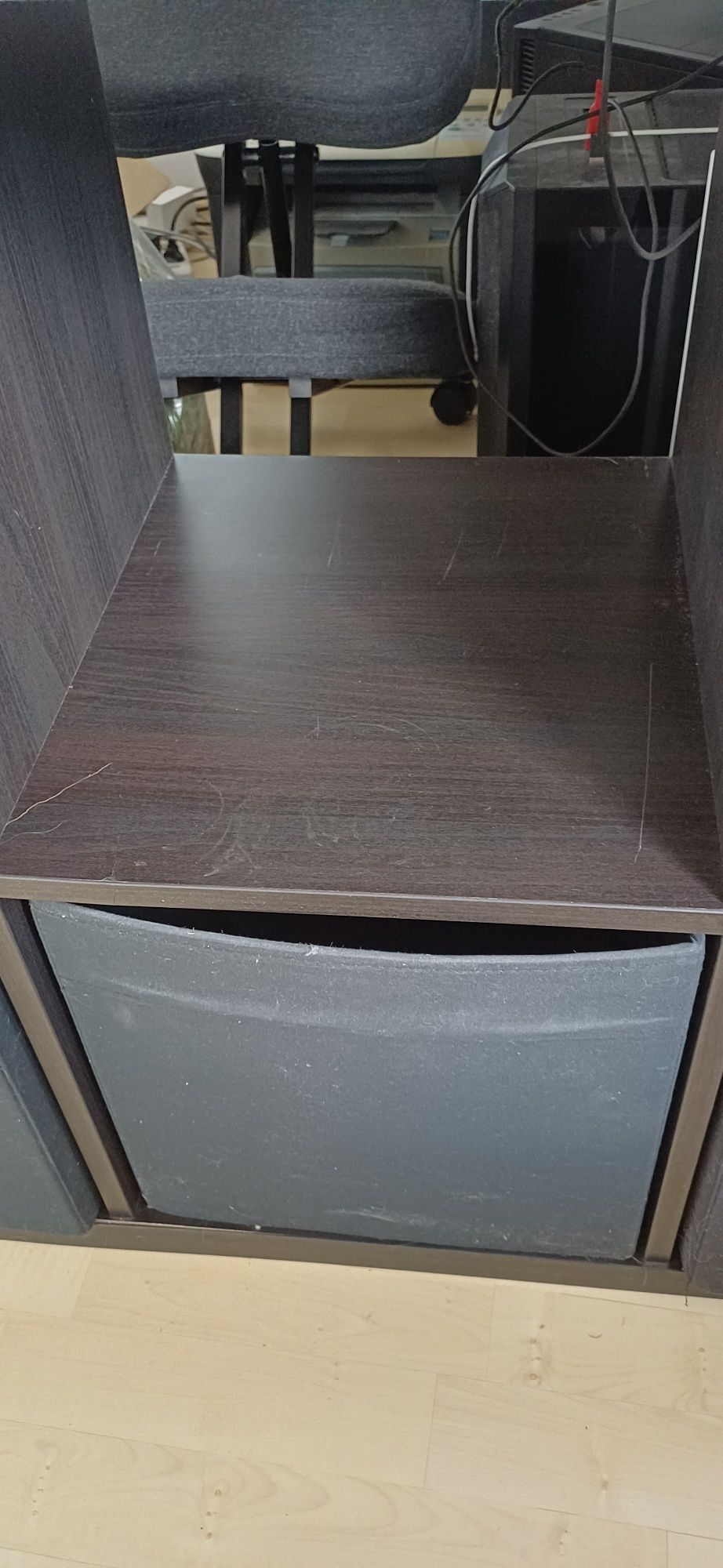 Duży regał KALLAX IKEA z szufladami czarnobrąz czarne pojemniki