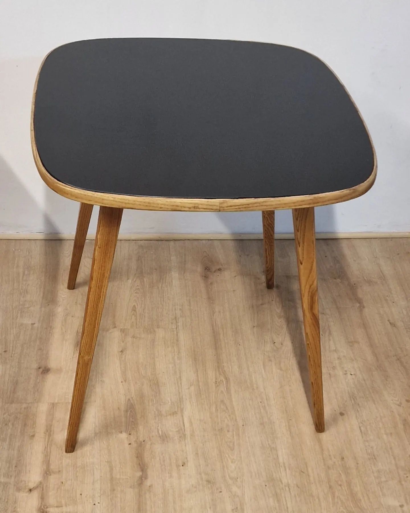 Jesionowy stolik z czarnym blatem ze szkła
projekt Hanna Lachert