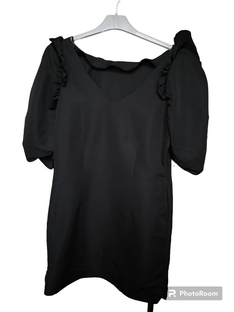 Czarna sukienka z bufiastymi rękawami Vila