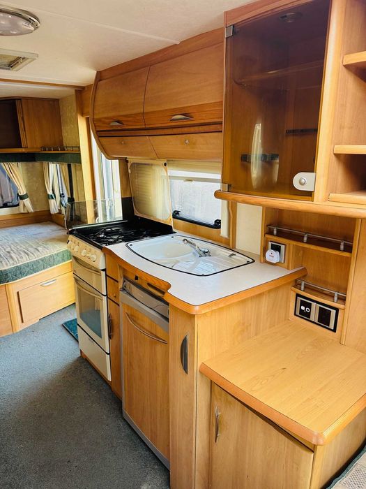 Przyczepa kempingoa UTOPIA Swift 550 lekka DMC 1400kg