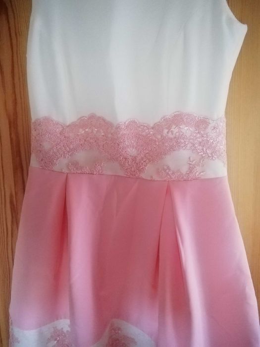 Sukienka damska zdobiona wstawkami haftowanymi