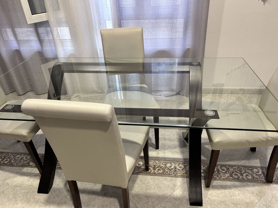 Mesa de sala com 4 cadeiras