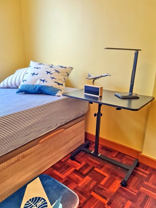 Quarto Almada centro, com WC privativo. Junto ao Metro