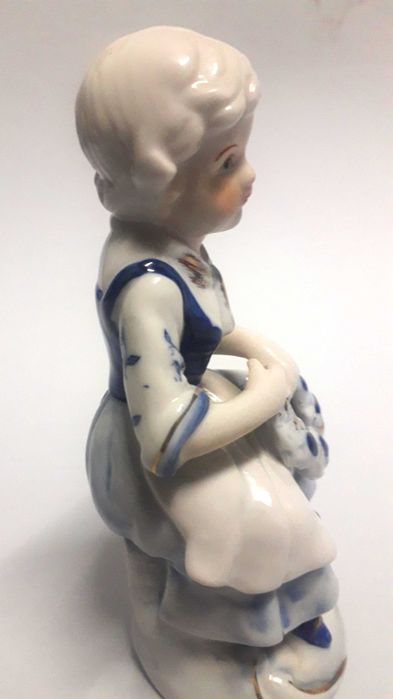 Estatueta em Porcelana Jovem Camponesa