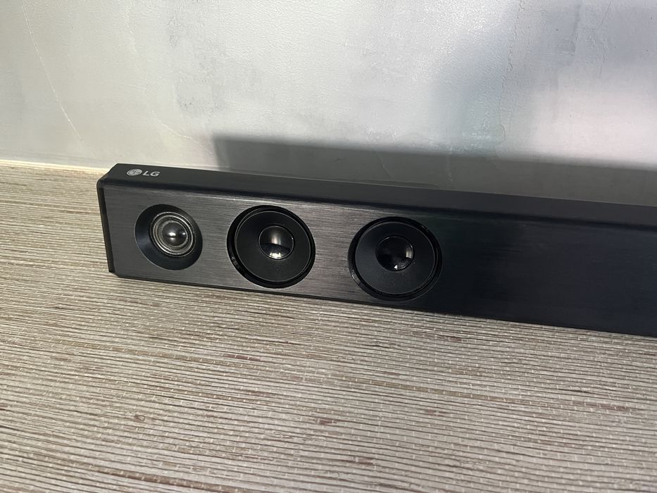 Soundbar LG com subwoofer integrado