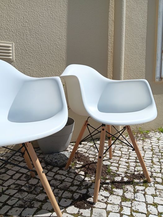 2 Cadeiras  Brancas com braços
