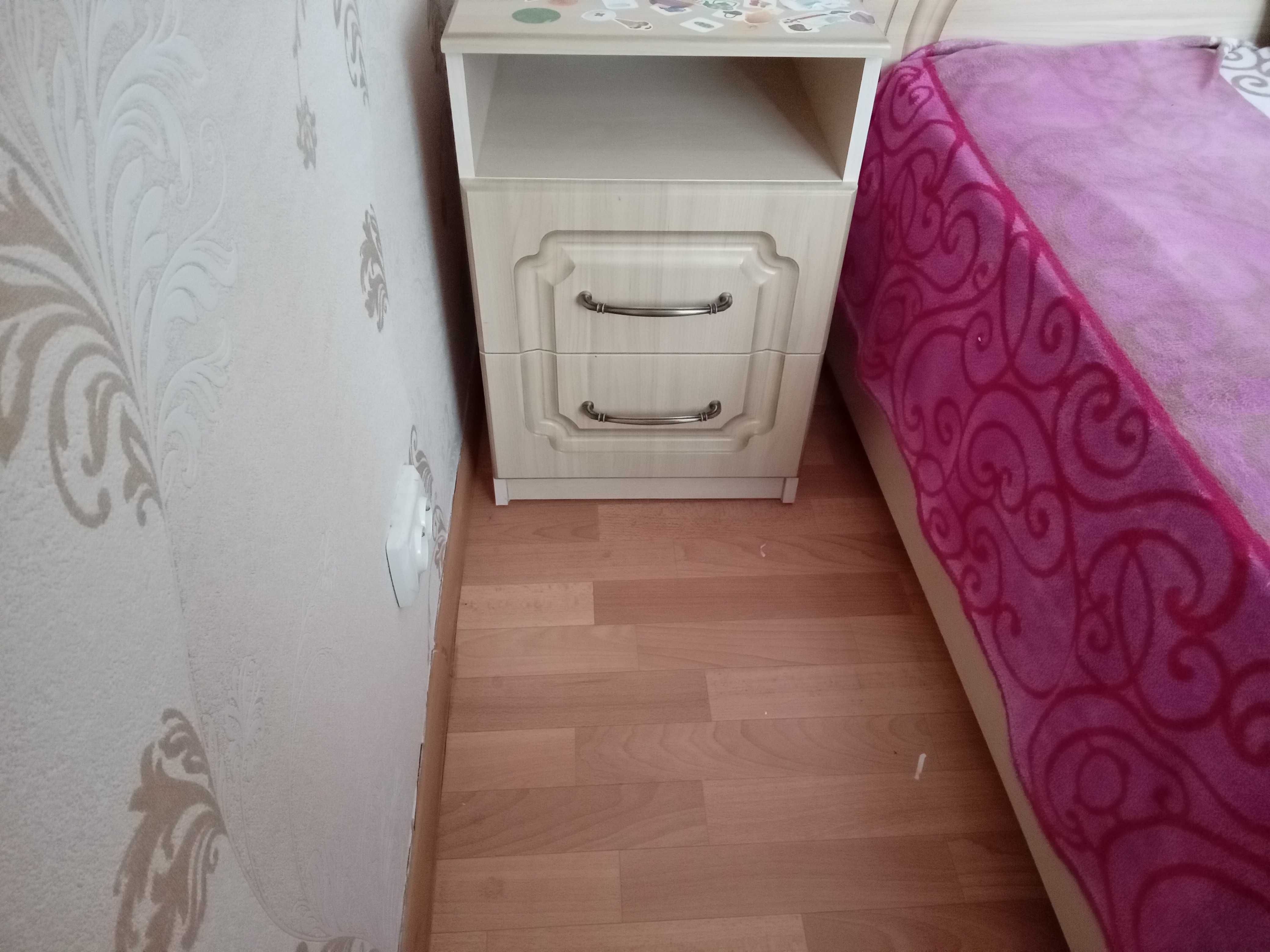 Продам шкаф кровать и 2 тумбочки