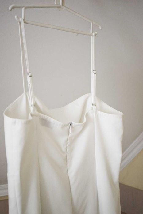 Біла сукня VOVK з вирізом, розмір М. В ідеальному стані.