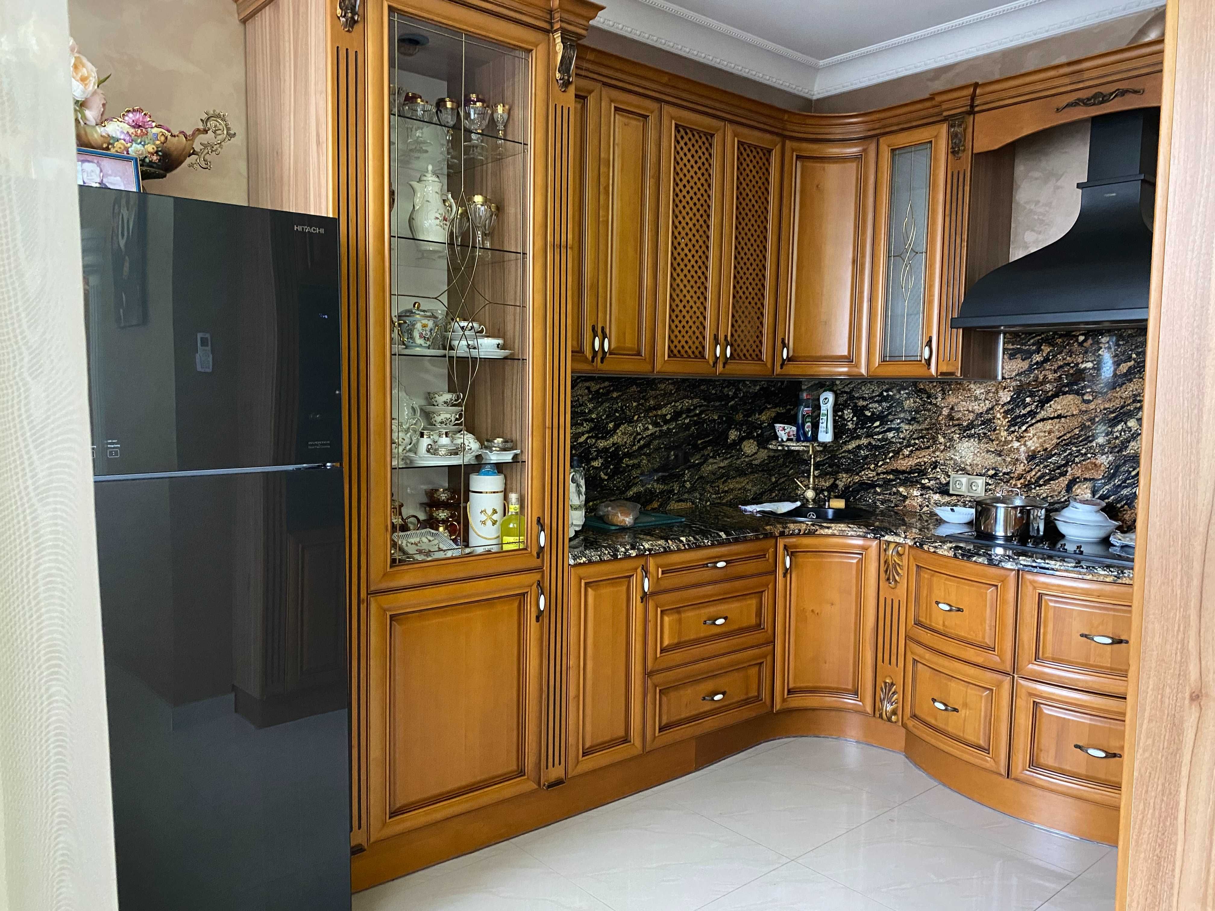 Продам 2 поверховий будинок з гаражем і ділянкою на 8 соток