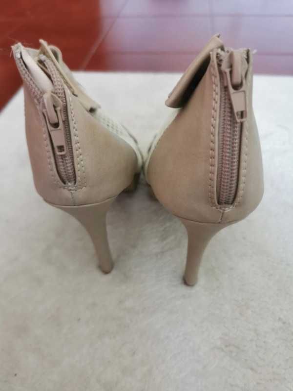 Sapatos novos em caixa original - tamanho 39