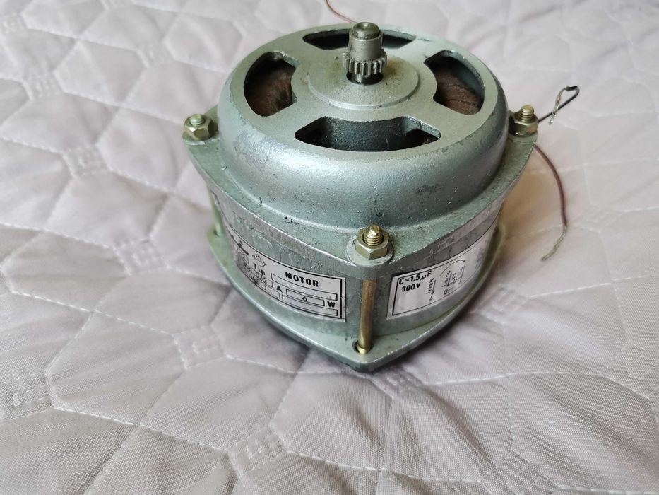 Silnik elektryczny marki "Iwi" motor 6W - "stara" produkcja