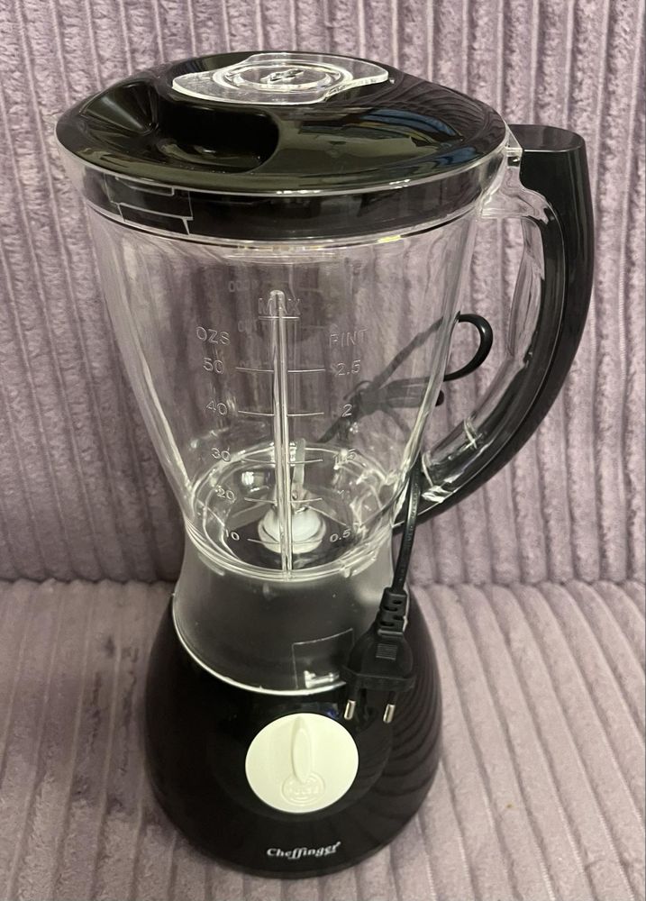 Blender marki Cheffinger z dodatkową przystawką do młynka do kawy.