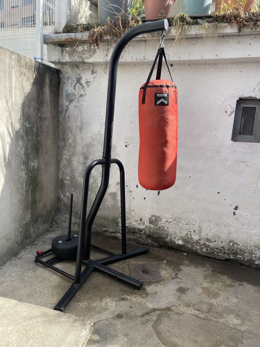 Saco de boxe com tripé
