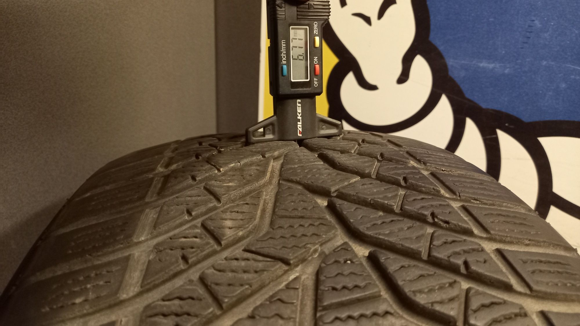 Opona Zimowa Yokohama BluEarth WinterV905 245/45R19 102W V905 1szt
